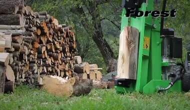 Wood splitter SF105 DUO 220. The operator shows the use of the machine in the two main positions, varying the ...